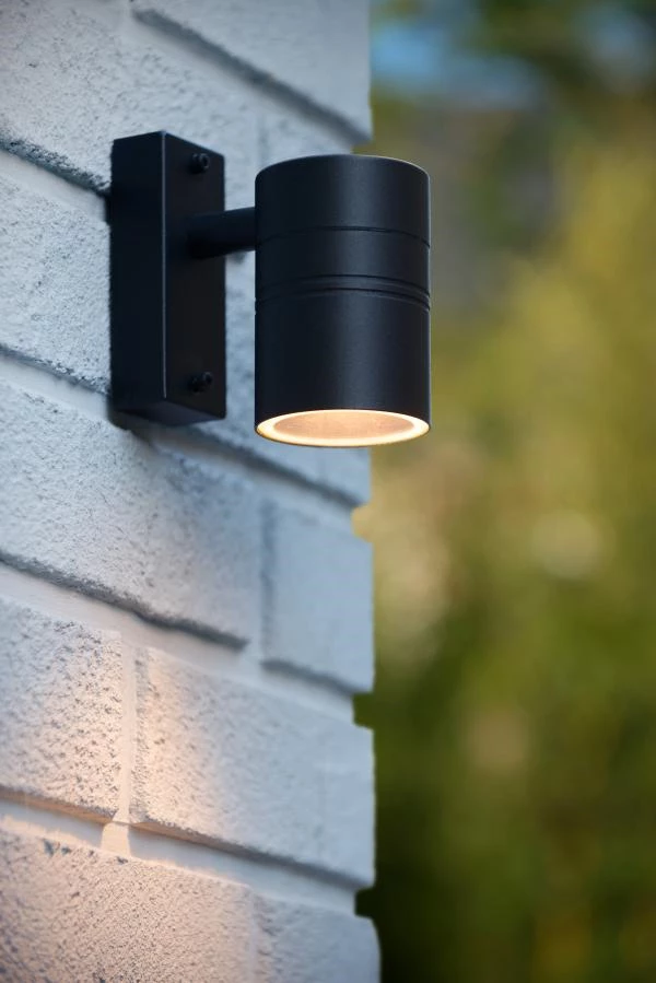 Lucide ARNE-LED - Foco de pared / Lámpara de pared Dentro/Fuera - Ø 6,3 cm - LED - GU10 - 1x5W 2700K - IP44 - Negro - ambiente 1